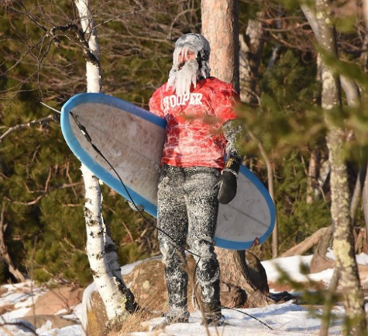 Os surfistas com barba congelada a ra a mais louca de surfistas